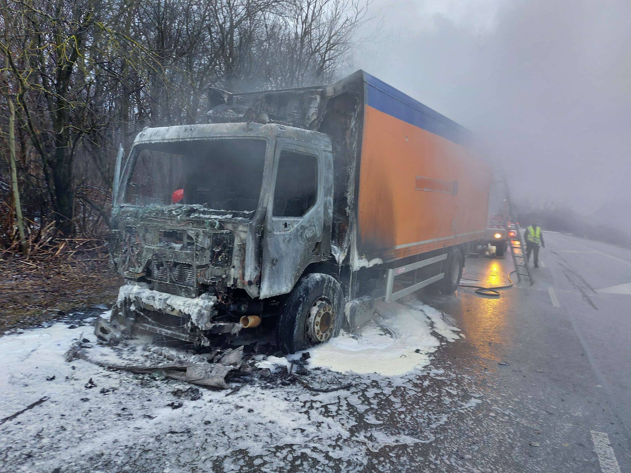 01 - Hasiči zasahovali pri požiari nákladného vozidla v stúpaní na Dargov
